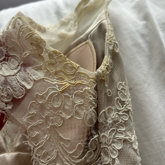 Timeless lace a line wedding dress with keyhole back and plunging neckline - Picture 15 of 16